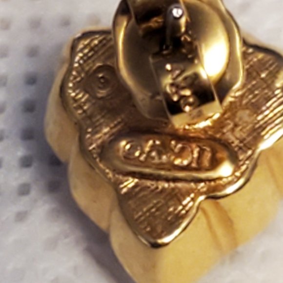Avon Gold Tone Red Glass Heart Stud Earrings Elegant Women Fashion Design Style - Picture 2 of 3